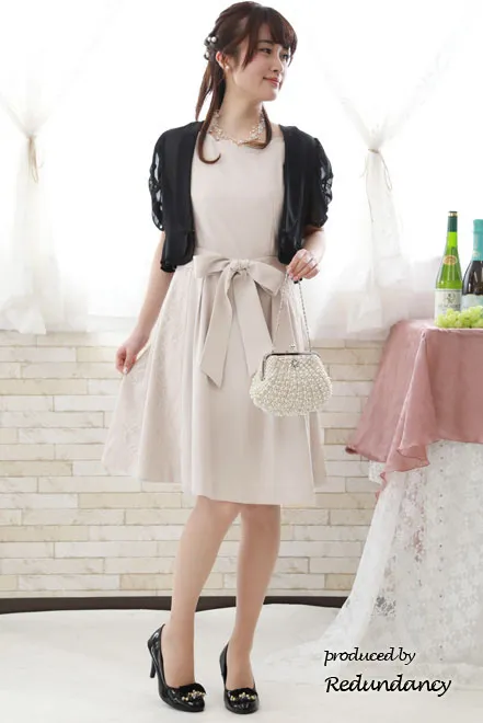 ライトグレーのスカラップ襟レースドレス