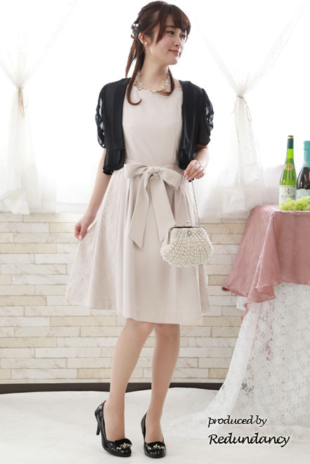 ライトグレーのスカラップ襟レースドレス