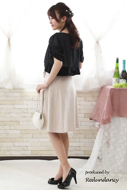 ライトグレーのスカラップ襟レースドレス