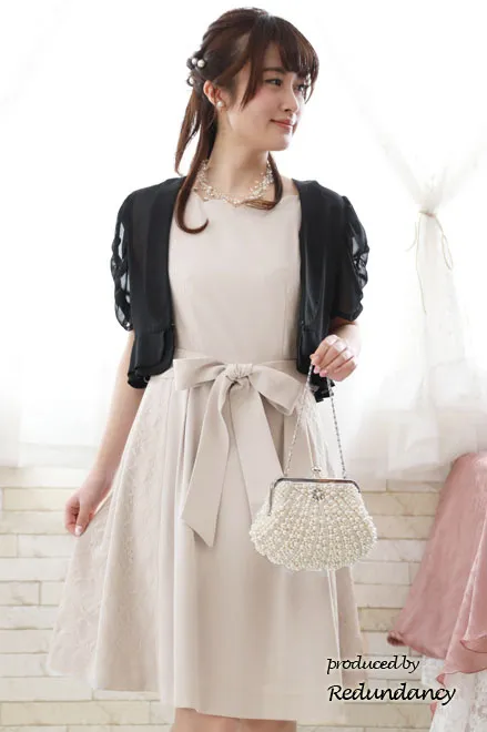 ライトグレーのスカラップ襟レースドレス