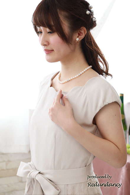 ライトグレーのスカラップ襟レースドレス