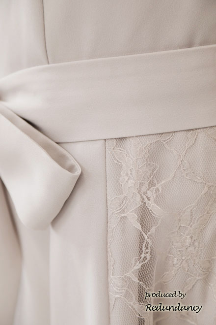 ライトグレーのスカラップ襟レースドレス