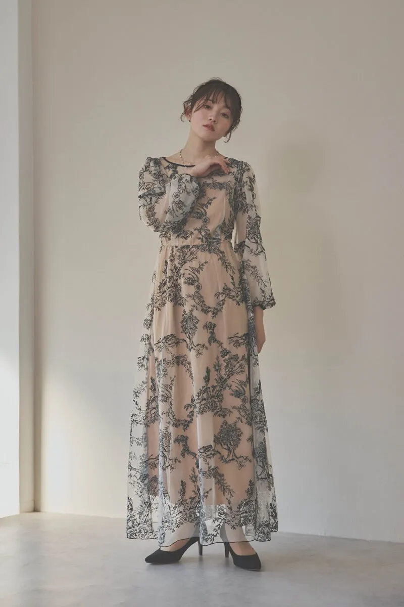 ホワイト×ベージュのエンブロイダリードレス