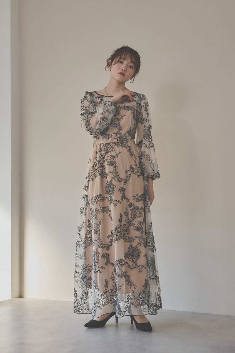 ホワイト×ベージュのエンブロイダリードレス