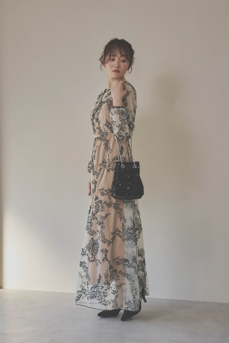 ホワイト×ベージュのエンブロイダリードレス