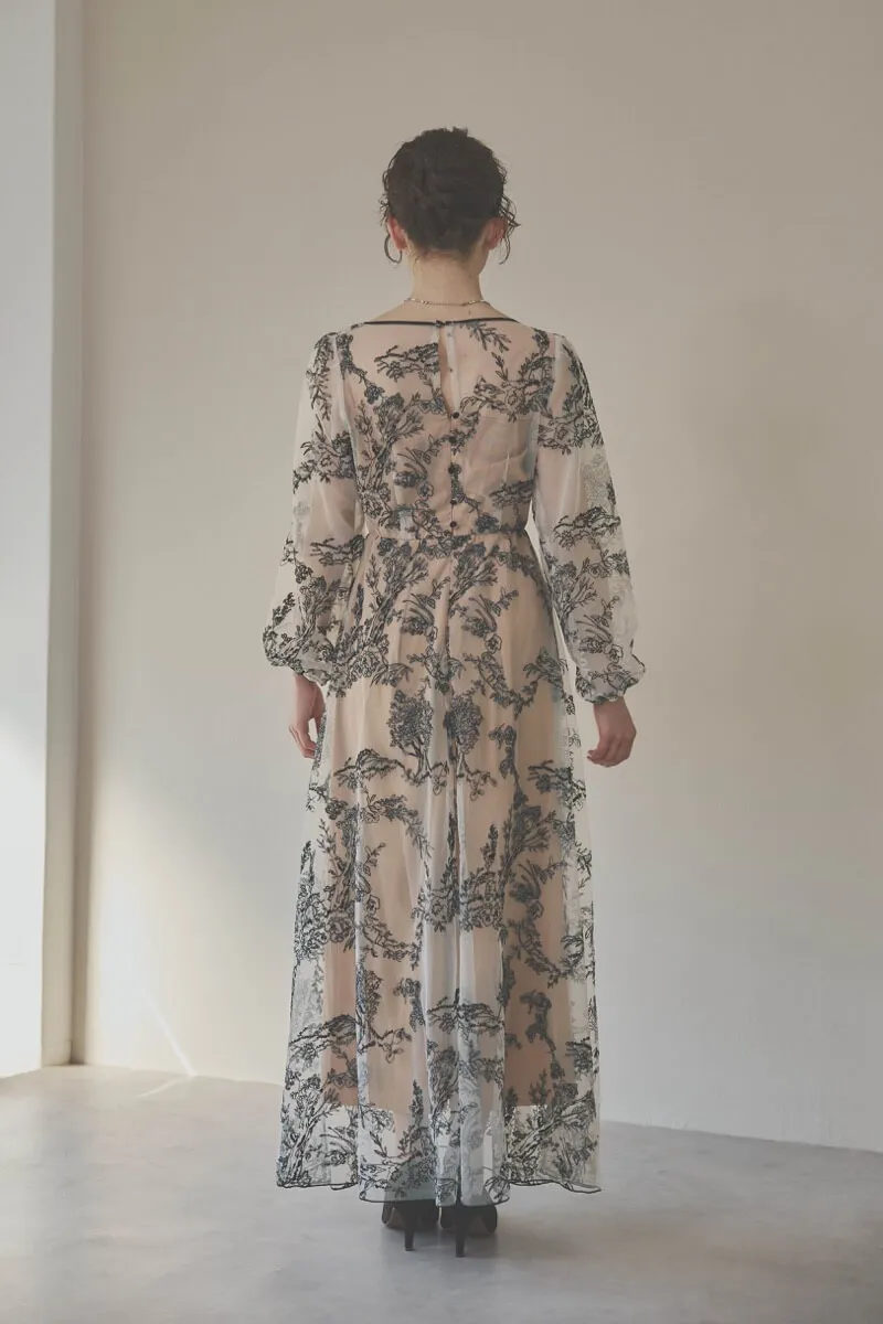 ホワイト×ベージュのエンブロイダリードレス