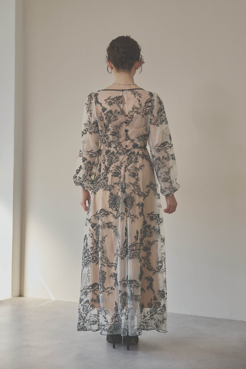 ホワイト×ベージュのエンブロイダリードレス