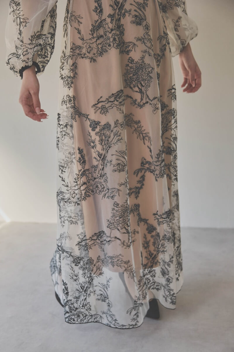 ホワイト×ベージュのエンブロイダリードレス