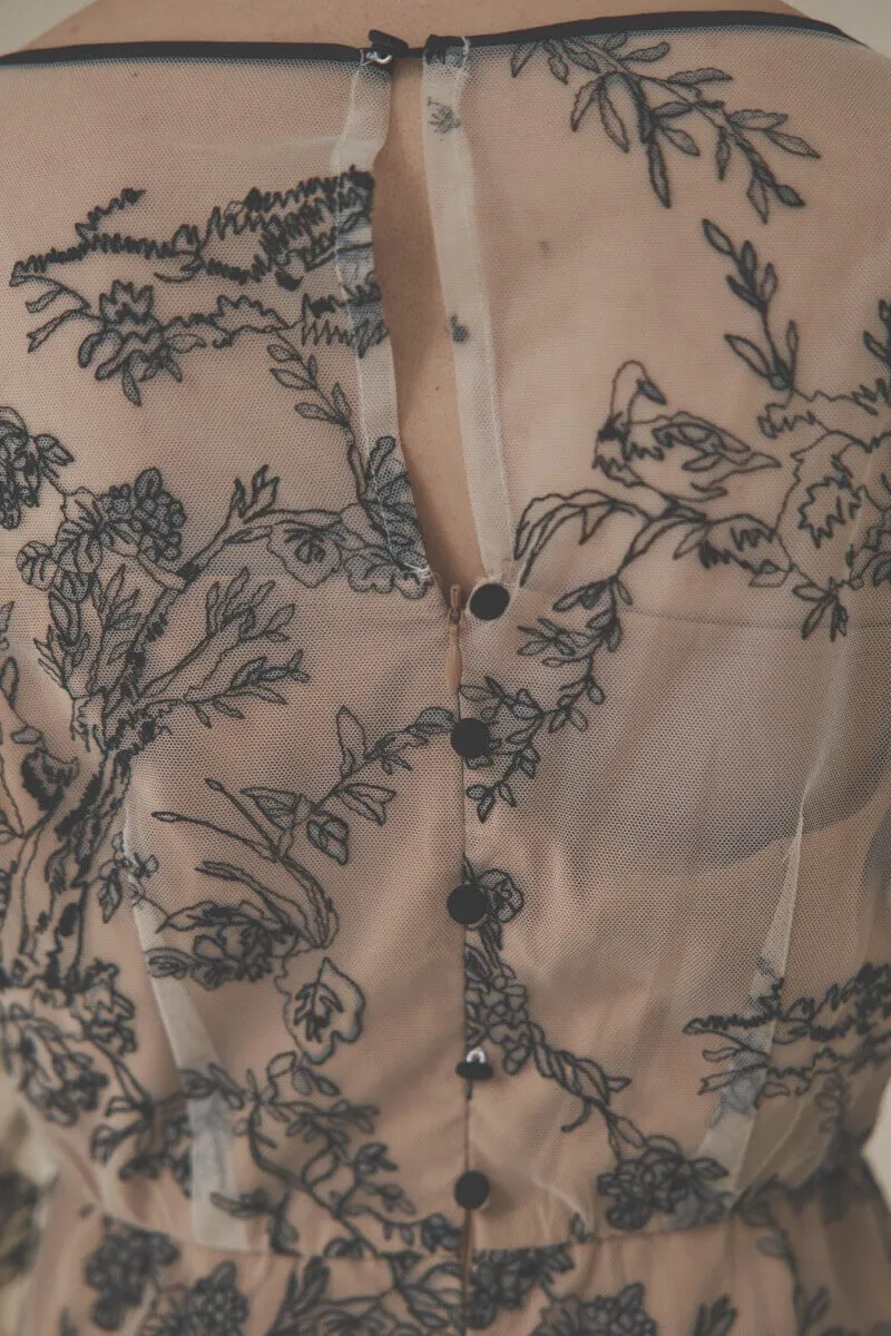 ホワイト×ベージュのエンブロイダリードレス