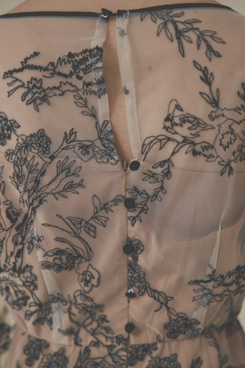 ホワイト×ベージュのエンブロイダリードレス