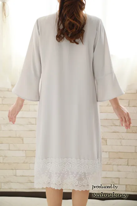 グレーの裾レースロングガウン