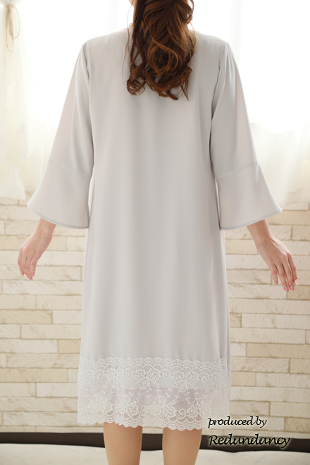 グレーの裾レースロングガウン