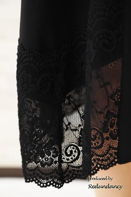 ブラックの裾レースロングガウン