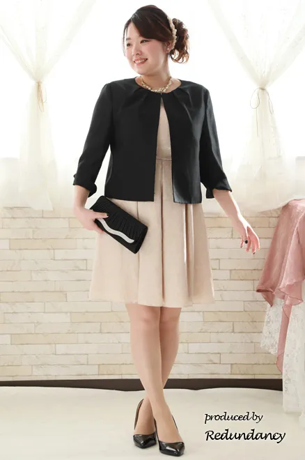 ブラックのノーカラージャケット