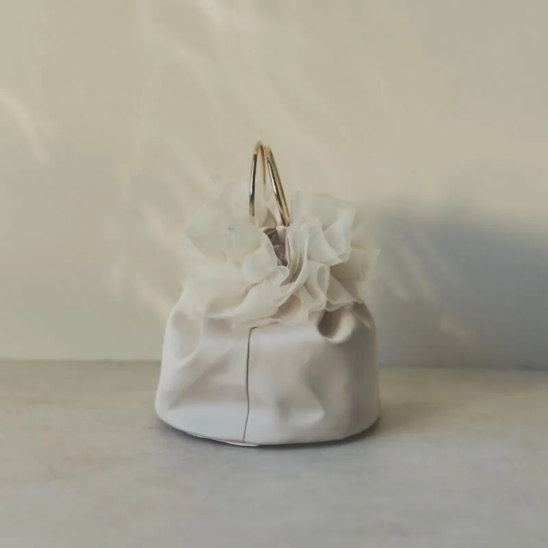 ベージュのサテンフリルバッグ