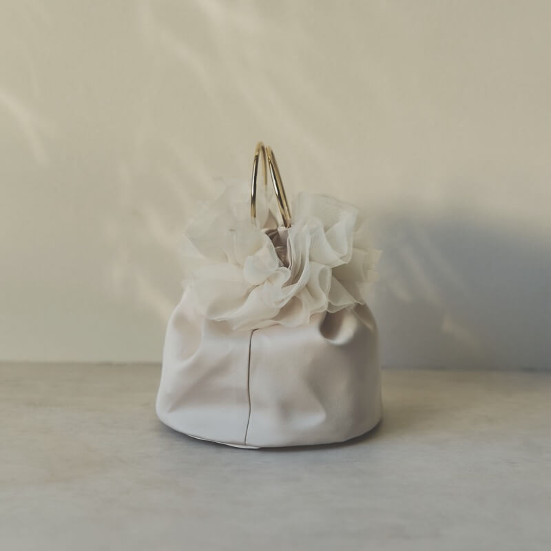 ベージュのサテンフリルバッグ