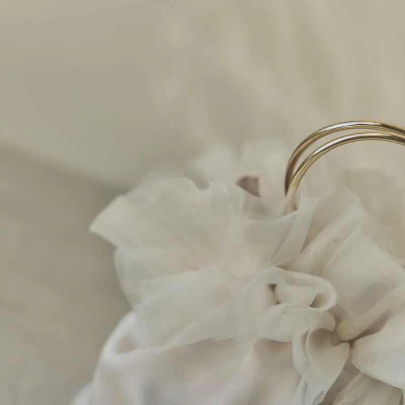 ベージュのサテンフリルバッグ