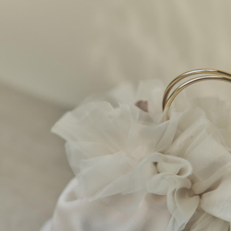 ベージュのサテンフリルバッグ