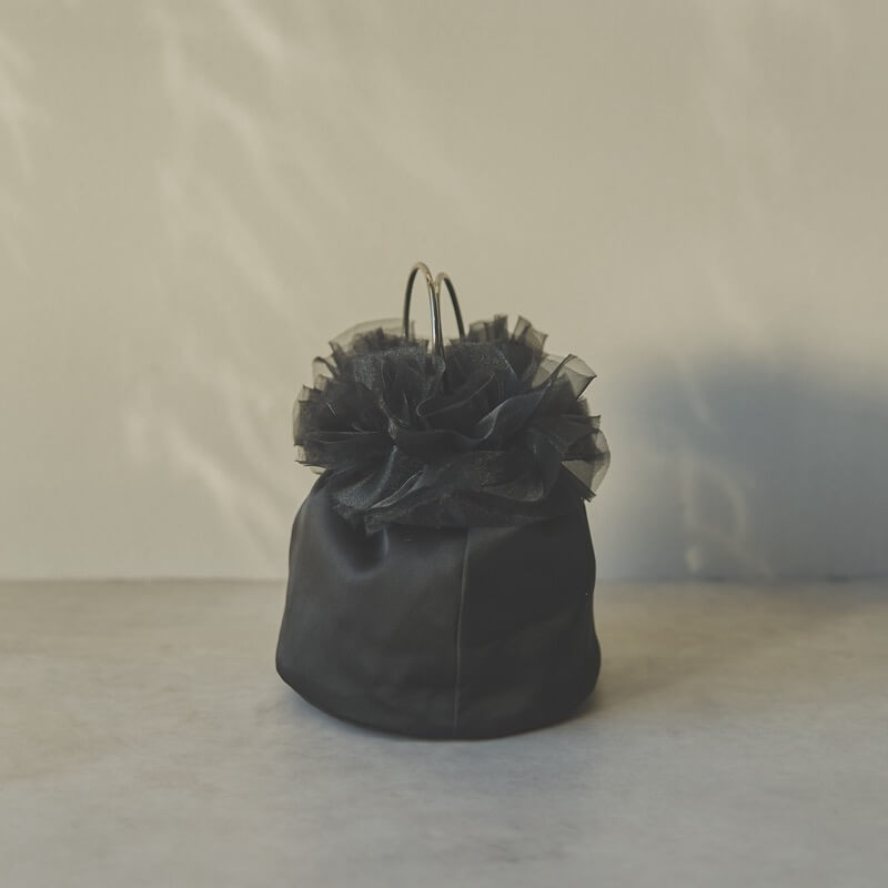 ブラックのサテンフリルバッグ