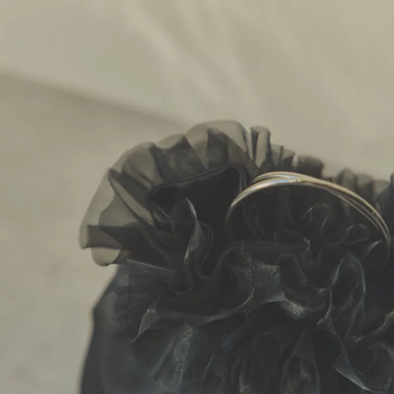 ブラックのサテンフリルバッグ