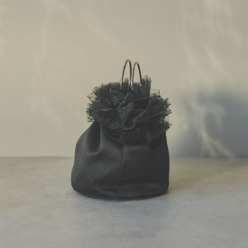 ブラックドットのサテンフリルバッグ