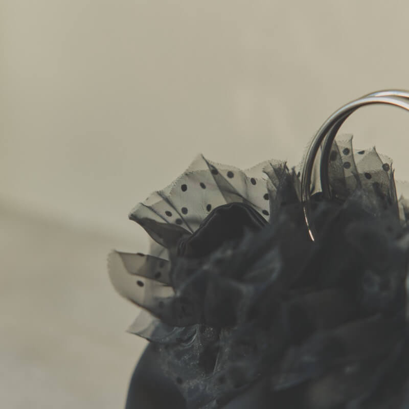 ブラックドットのサテンフリルバッグ