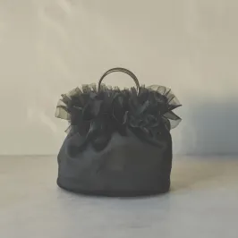 ブラックのサテンフリルバッグ