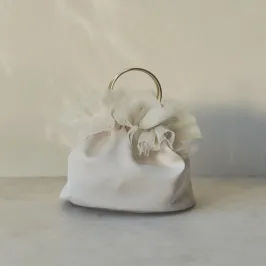 ベージュのサテンフリルバッグ