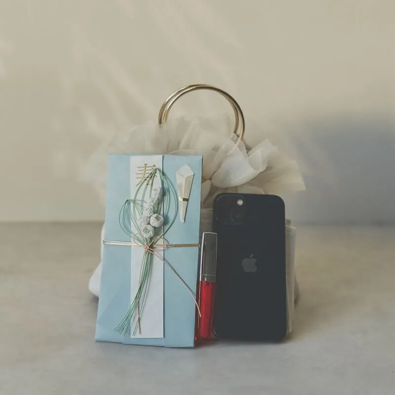 ベージュのサテンフリルバッグ