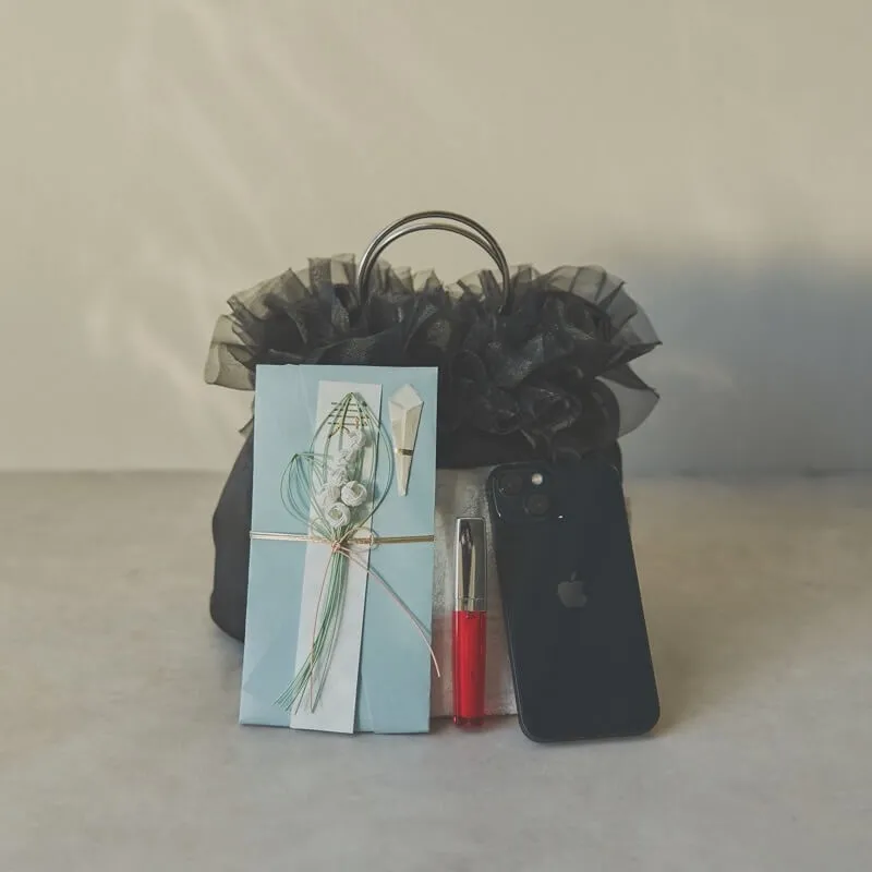 ブラックのサテンフリルバッグ