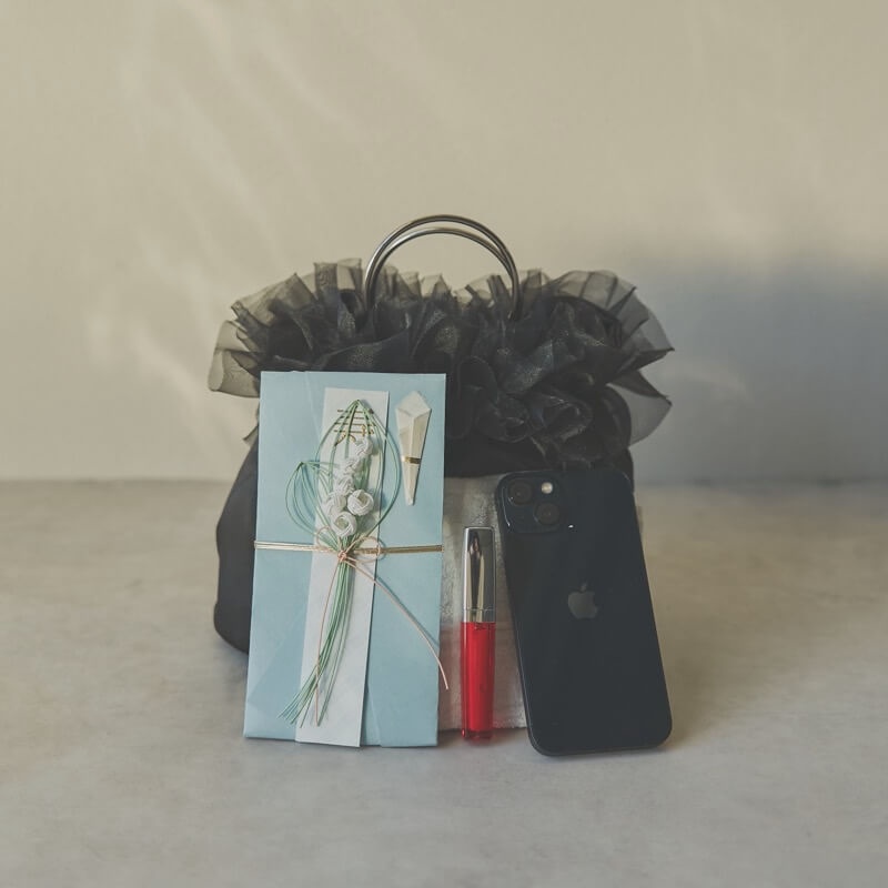 ブラックのサテンフリルバッグ