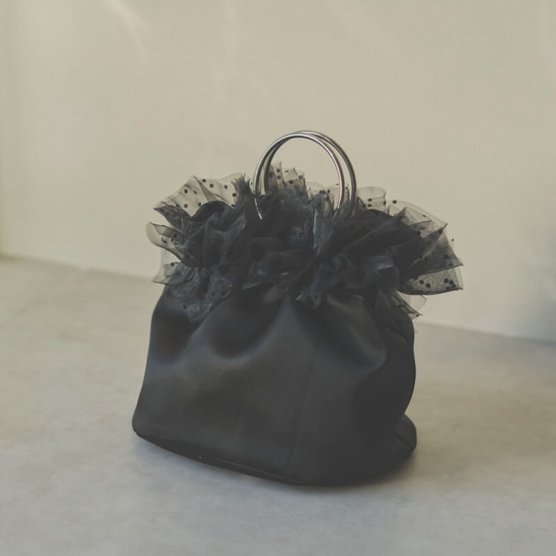 ブラックドットのサテンフリルバッグ