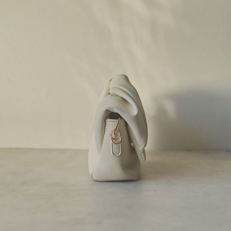 アイボリーのリュバンバッグ