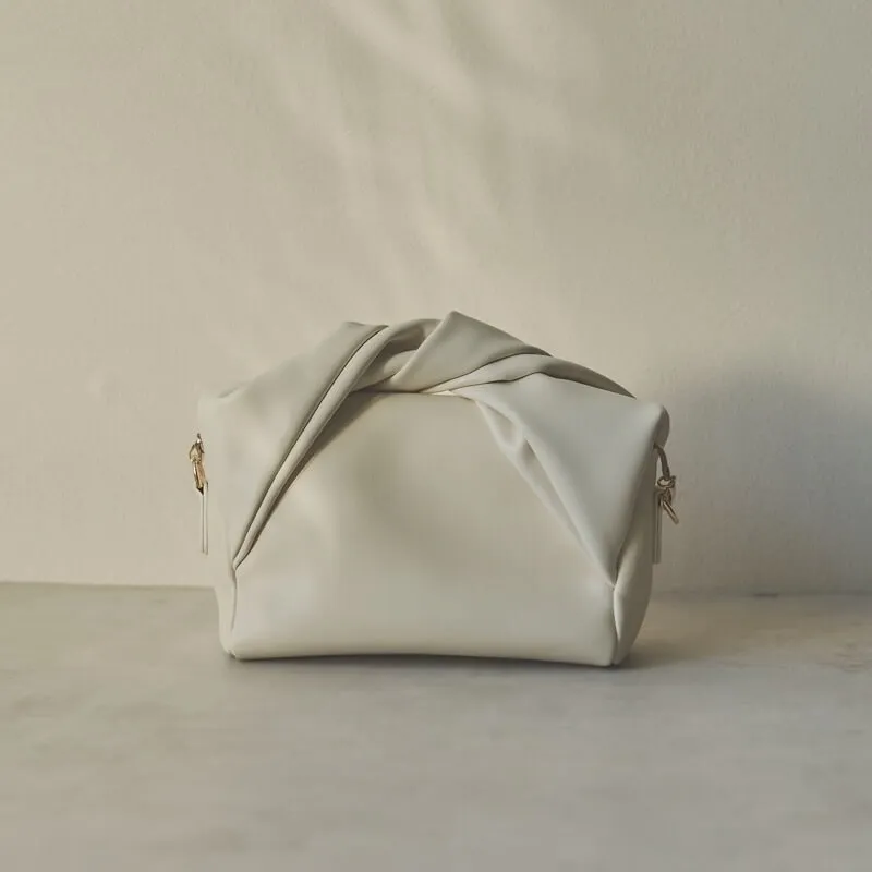 アイボリーのリュバンバッグ