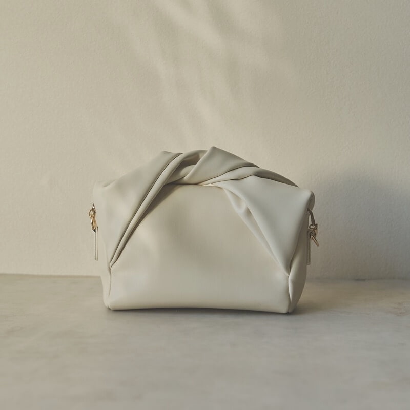 アイボリーのリュバンバッグ