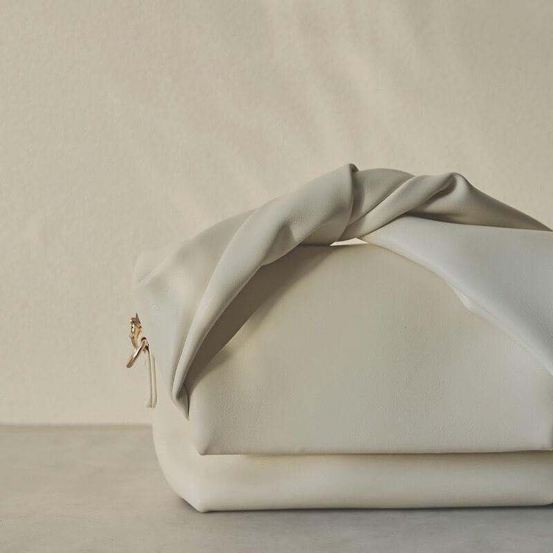 アイボリーのリュバンバッグ