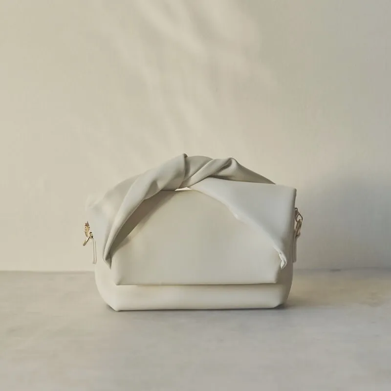 アイボリーのリュバンバッグ