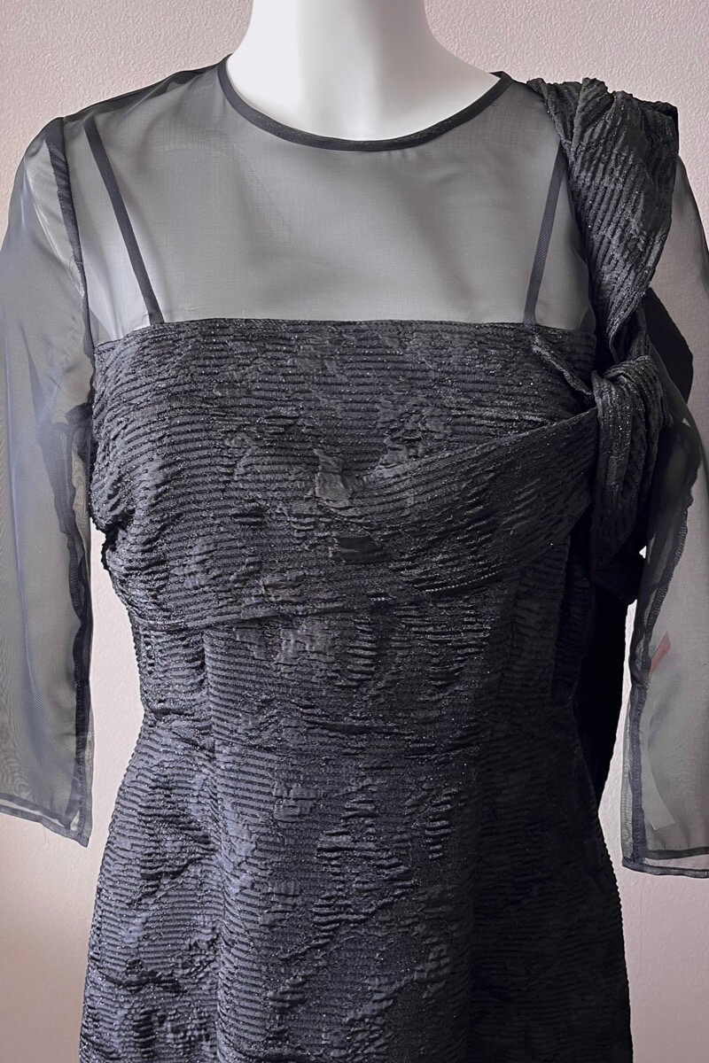 ブラックのアシンメトリーバックリボンドレス