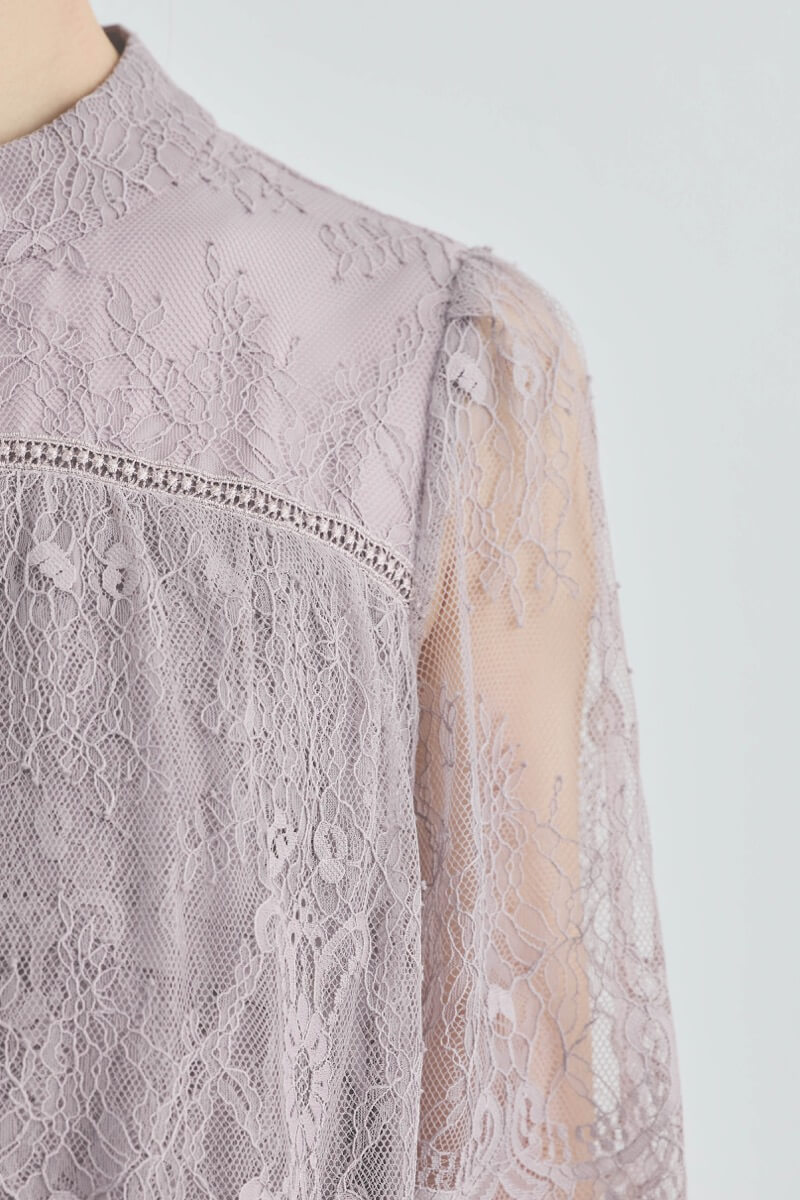 モーヴピンクの授乳口付きハイネックレースドレス