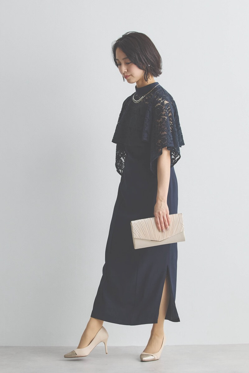 ネイビーのレーストップス付きIラインドレス