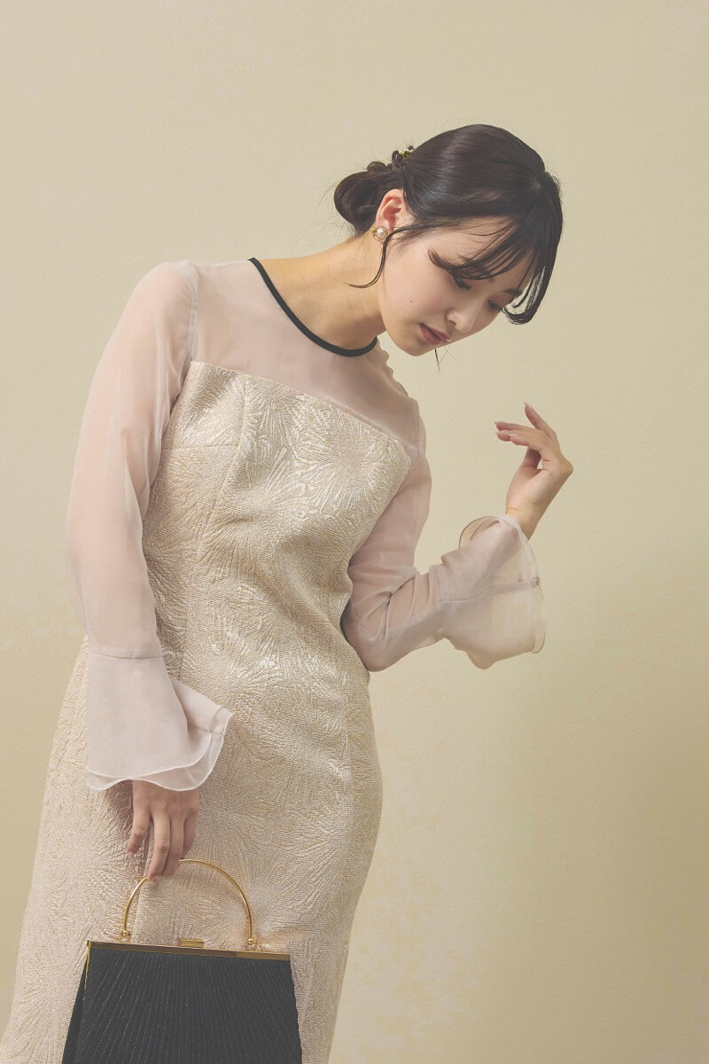 ライトベージュのフラワージャガードIラインドレス