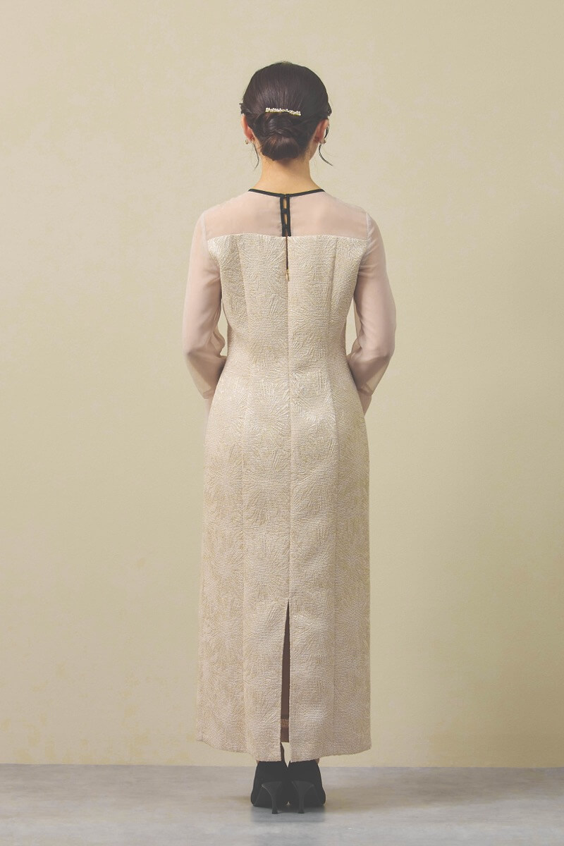 ライトベージュのフラワージャガードIラインドレス