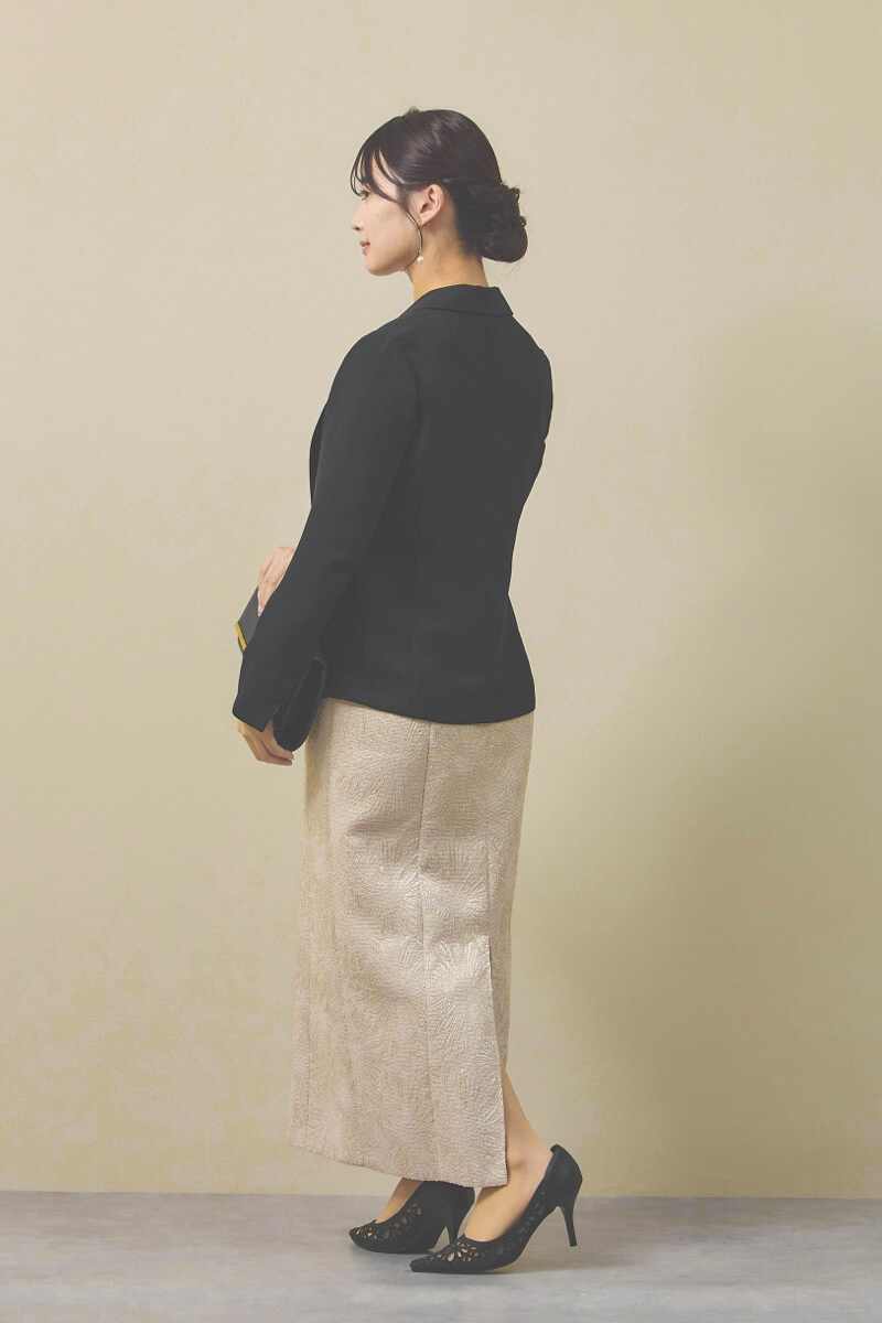 ライトベージュのフラワージャガードIラインドレス