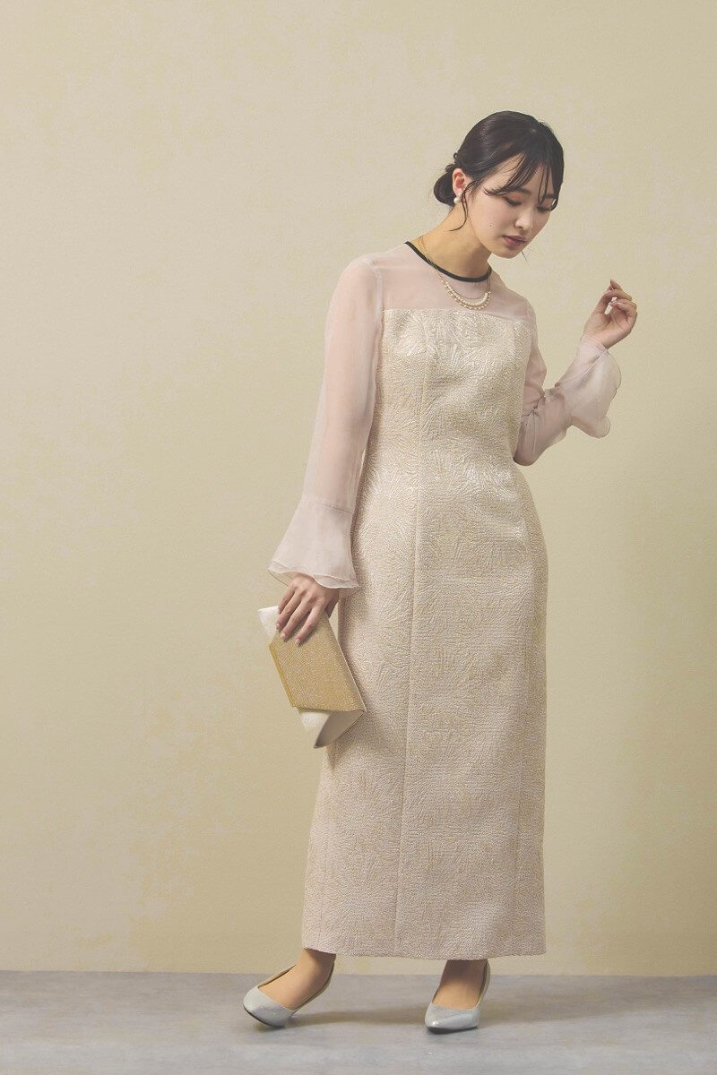 ライトベージュのフラワージャガードIラインドレス