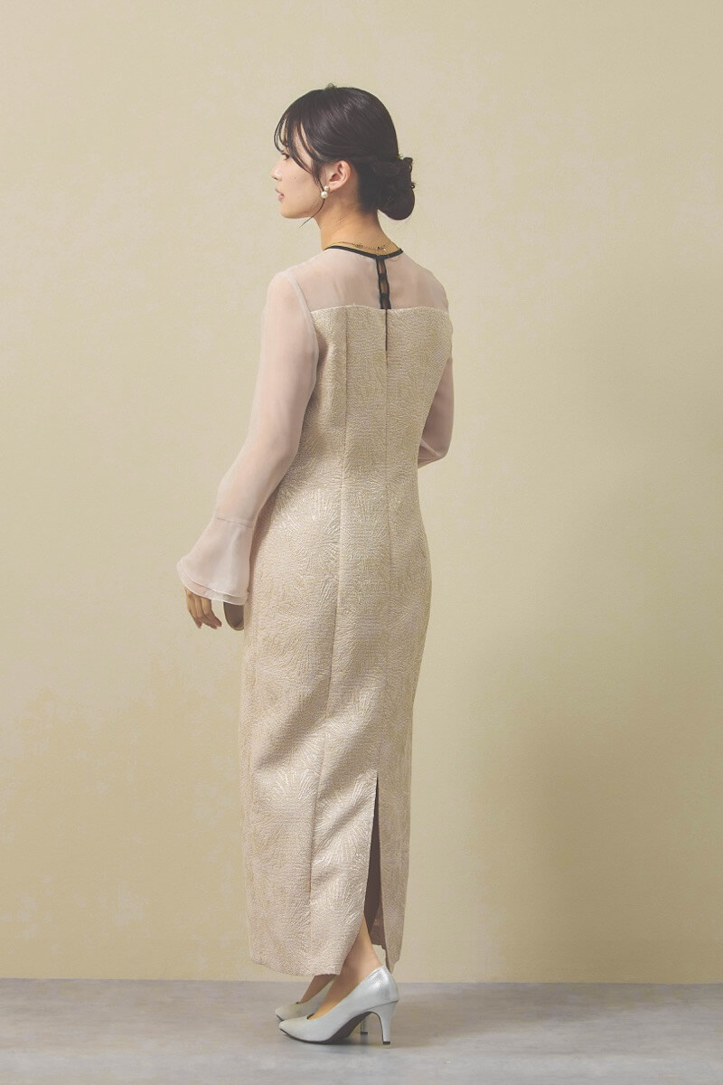 ライトベージュのフラワージャガードIラインドレス