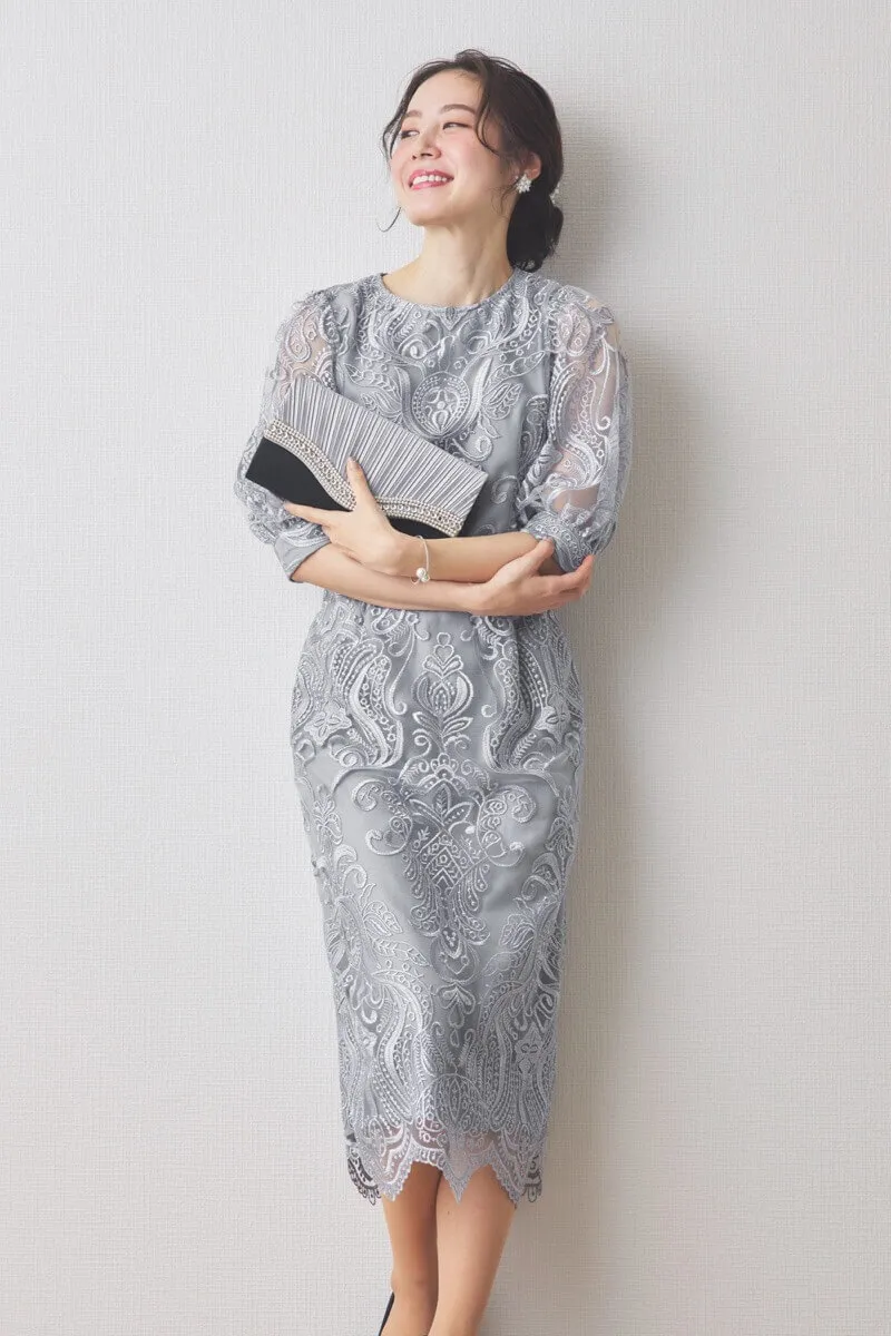 グレーのエンブロイダリーコクーンドレス
