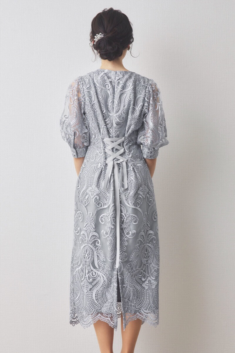 グレーのエンブロイダリーコクーンドレス
