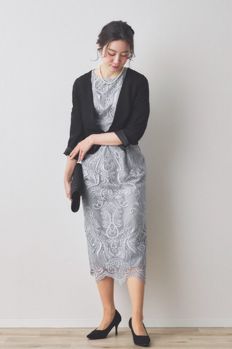 グレーのエンブロイダリーコクーンドレス