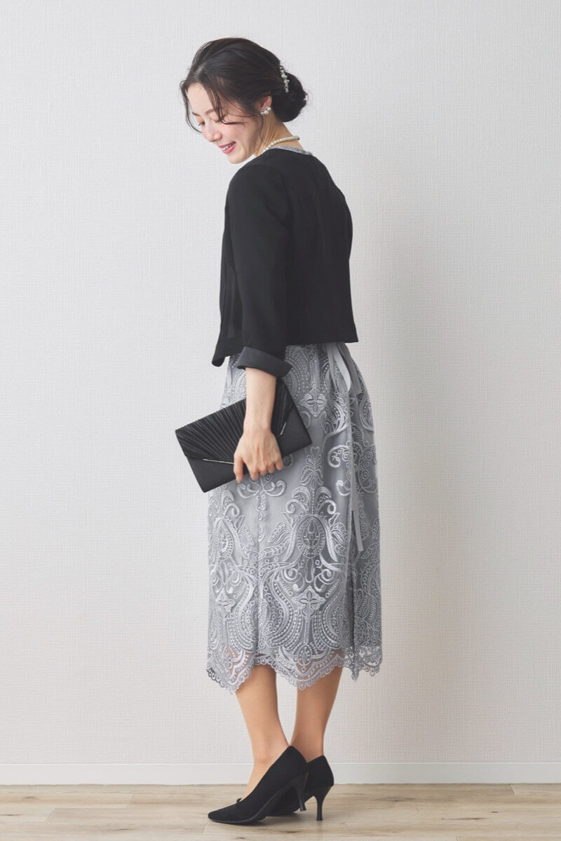 グレーのエンブロイダリーコクーンドレス