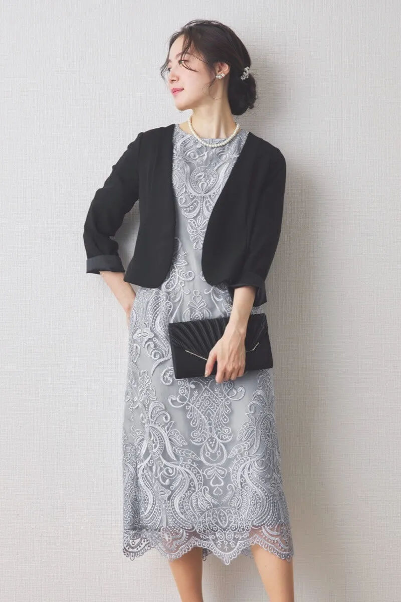 グレーのエンブロイダリーコクーンドレス
